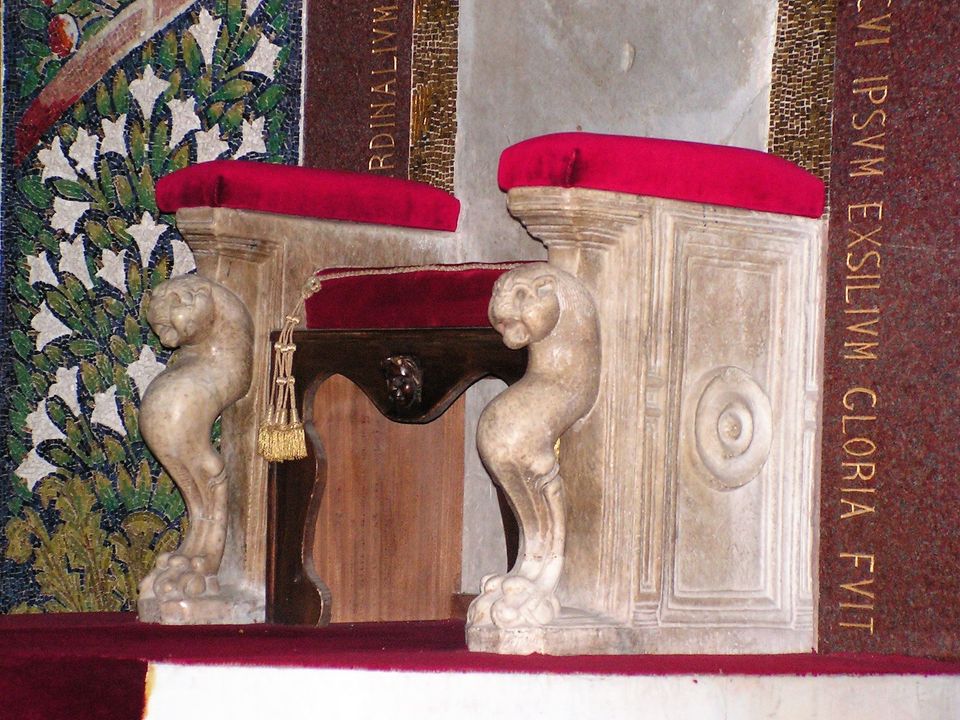 Cattedrale di san Matteo. Transetto: cattedra di Gregorio VII e sculture romaniche #laculturanonsiferma